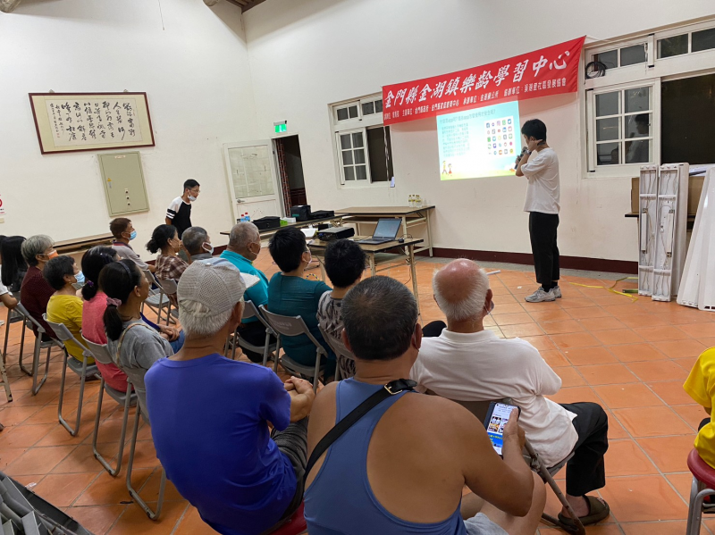 向老人家說明如何安全使用手機app，避免資料外洩的風險