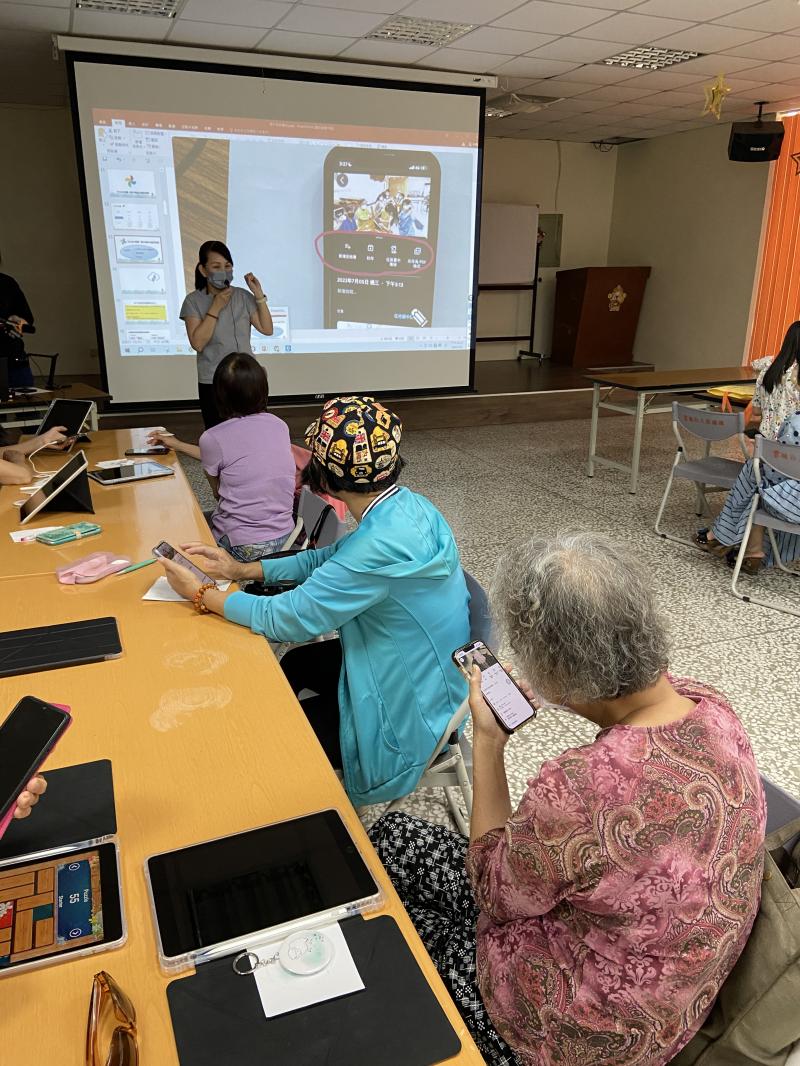 Google相簿上傳照片不用怕遺失，老師一步驟一步驟說明，照片拍攝地點、日期手指一滑超清楚，點擊分享好友、社群、LINE、E-Mail很簡單，不再只是依賴手機內建的存儲空間，雲端存取照片好方便！