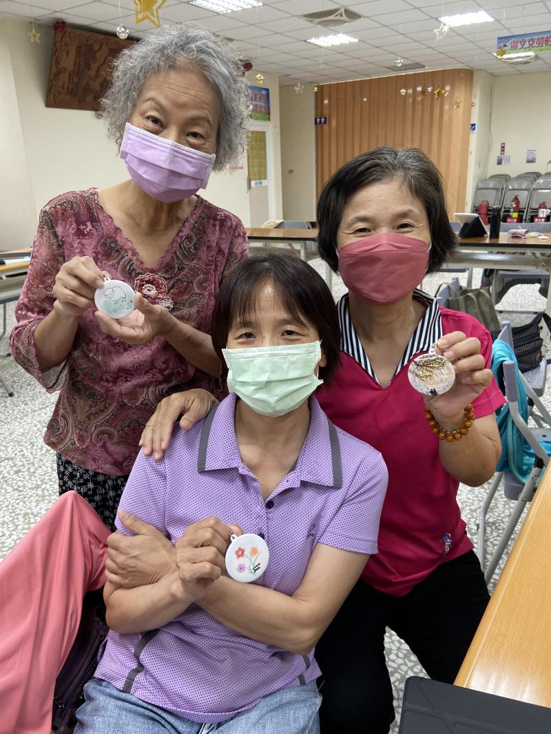 使用平板畫畫很多學員都是第一次，跟著老師認識ＡＰＰ中的各種筆刷操作運用，學員說：「利用平板畫畫不再需要準備很多工具，畫完也很乾淨不用收拾，好方便！」手繪風格、簡約風格、水墨風格．．．各種特色都能簡單呈現！參加元長ＤＯＣ行動課程，個人專屬美美