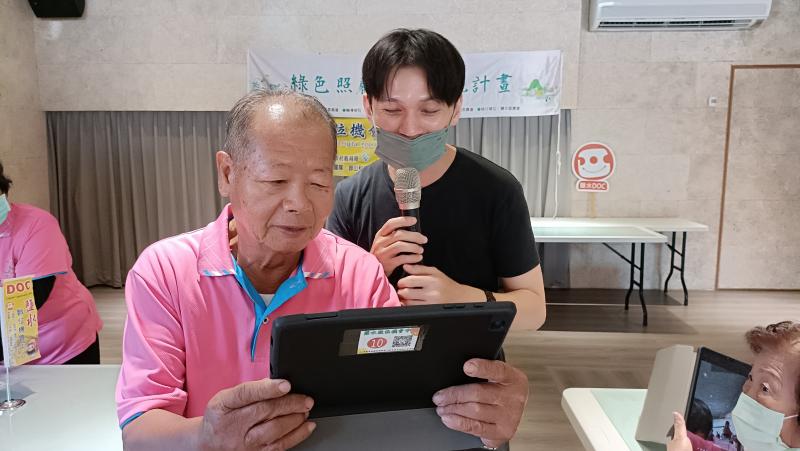 志勲老師耐心回答學員平板操作中遇到的問題