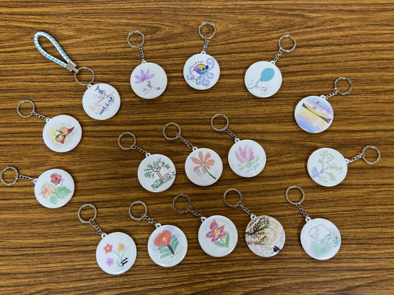 學員繪製各種風格手繪插圖，製作成個人專屬特色鑰匙圈!