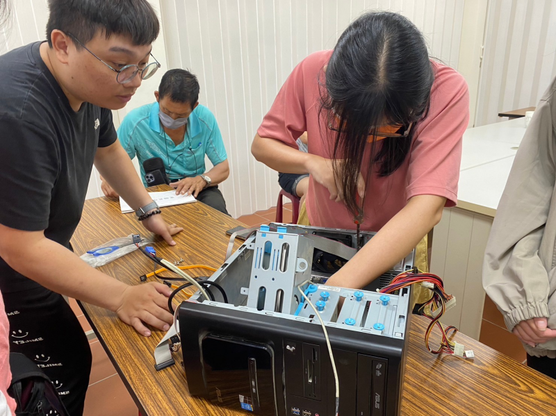 學員自己動手將主機板以及硬碟等零件安裝到主機殼上