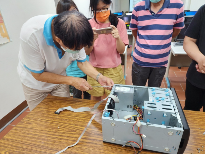 學員動手將硬碟安裝到主機殼上