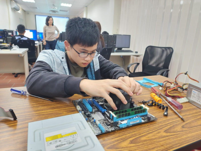 安裝CPU後記得塗上散熱膏，再安裝主機板風扇