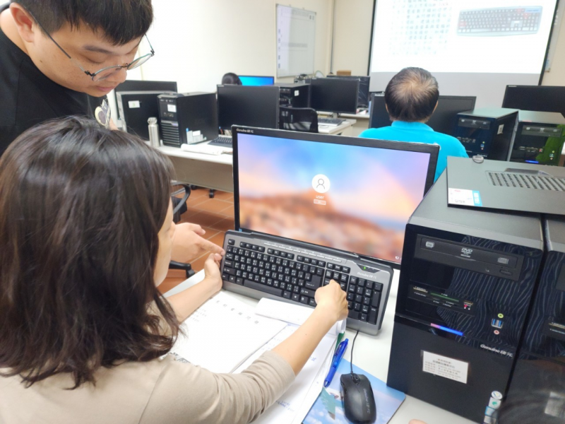 系統安裝完後，需要安裝驅動程式電腦才能正常使用