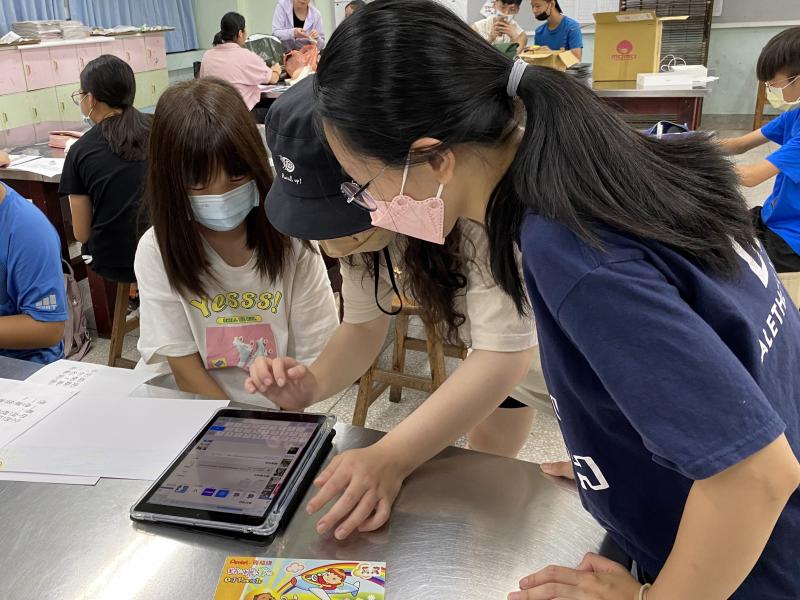 進到繪畫階段，遇到不會畫的物件時，平板就成為最佳小幫手囉！學員們練習利用平板的圖片搜尋功能，尋找想要畫的插畫參考圖。