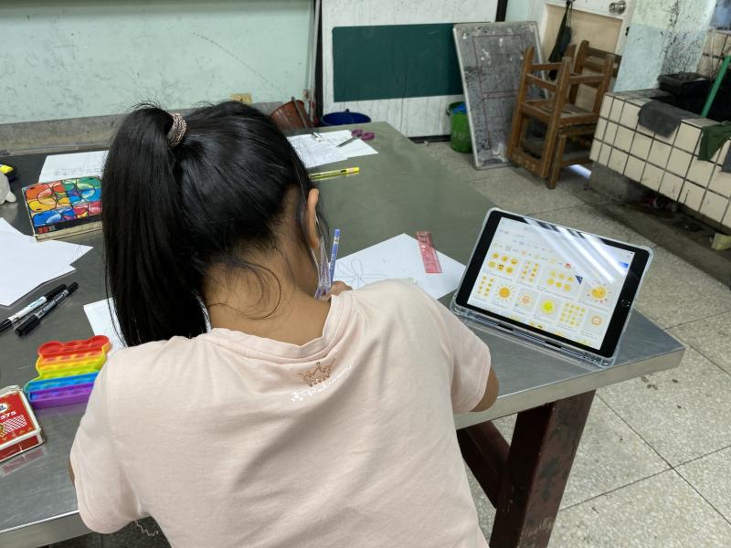 每位學員發揮自己的想像力與繪畫天分，加上平板的輔助，人人都是小畫家、共同完成繪本故事插圖～