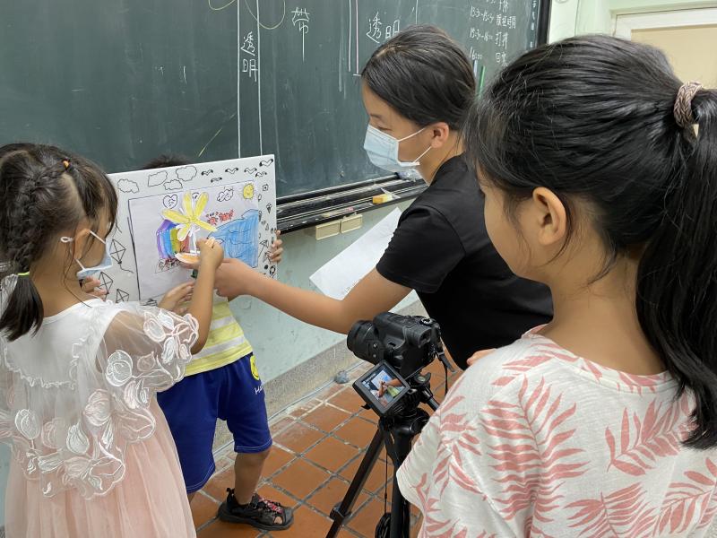 影片元素準備齊全後，開始練習運用相機的錄影功能，將繪本轉化為動畫。大家輪流擔任導演、攝影師、操偶師等角色，同心協力完成動畫影片。