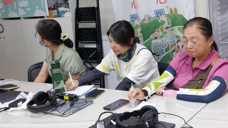 學員認真作筆記