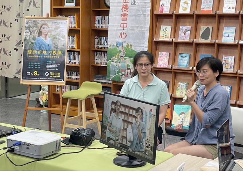 儼然是Podcast(播客)、網紅直播主!