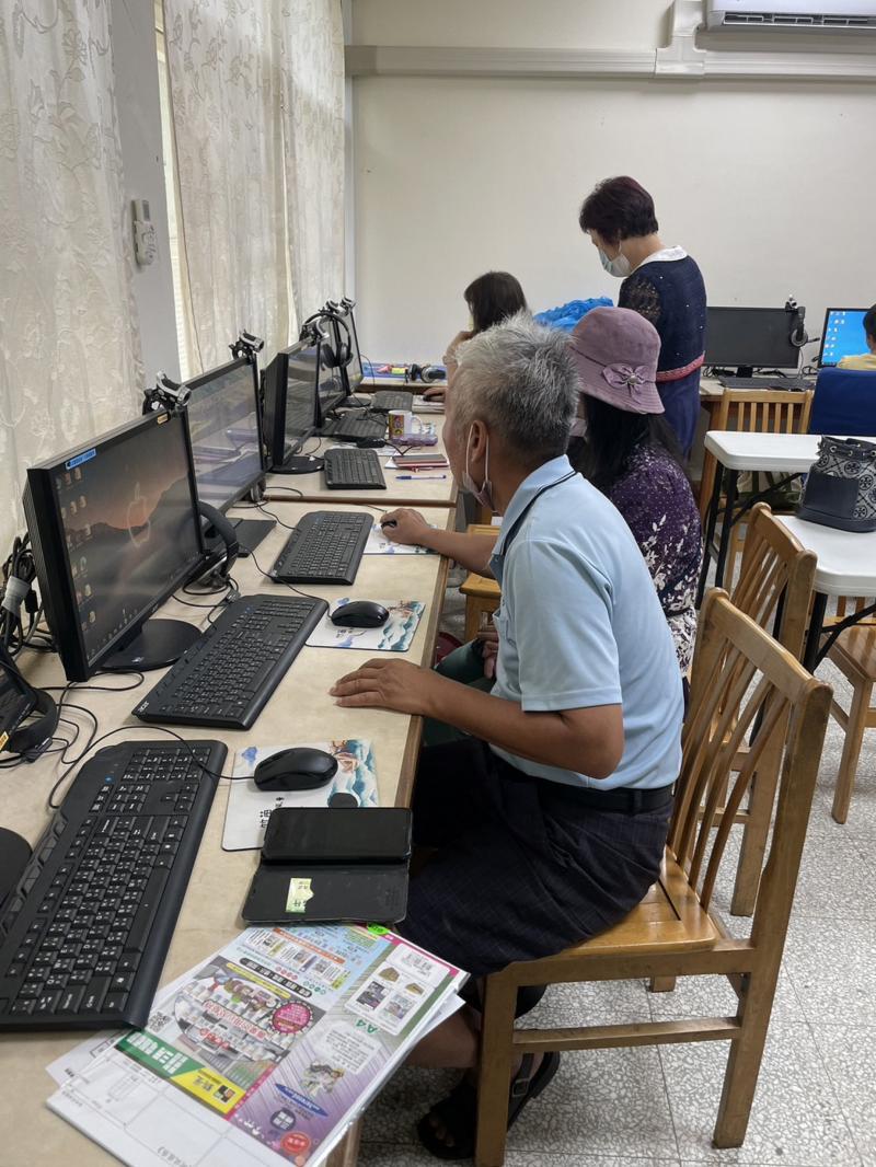 老師細心替學員操作教導