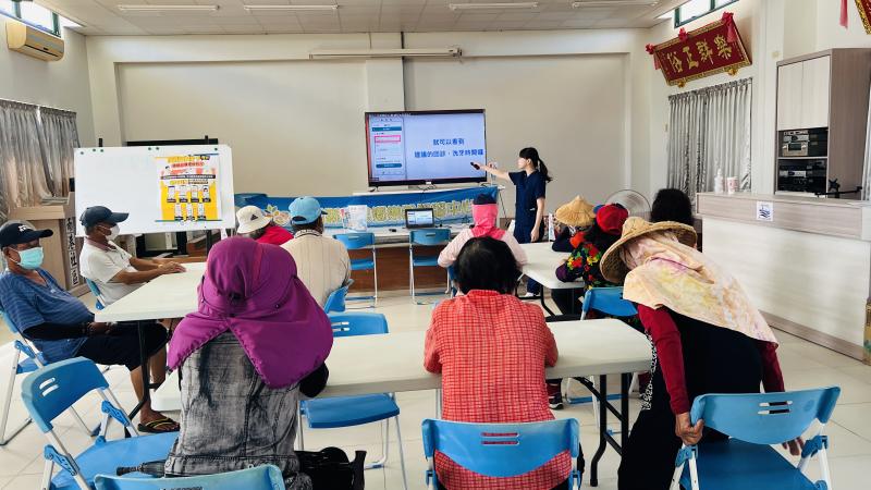 講師講解手機APP中的功能及便利