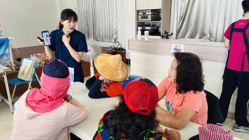 講師講解虛擬健保卡的功能及便利性