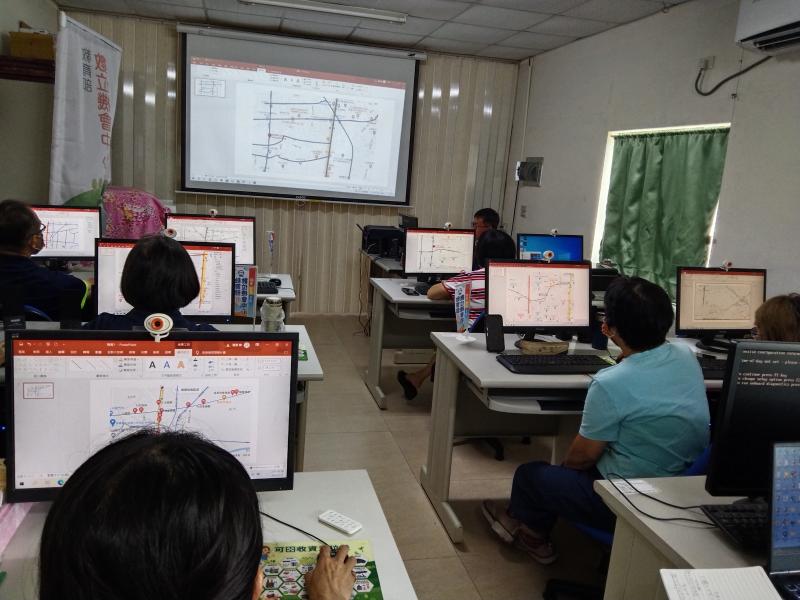 老師指導學員運用google地圖畫路線圖