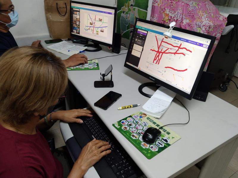 學員認真地學習製作數位地圖情形