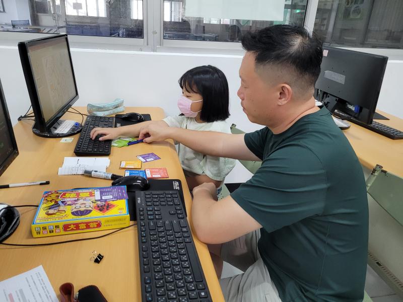 家長陪同孩子盡速完成作品