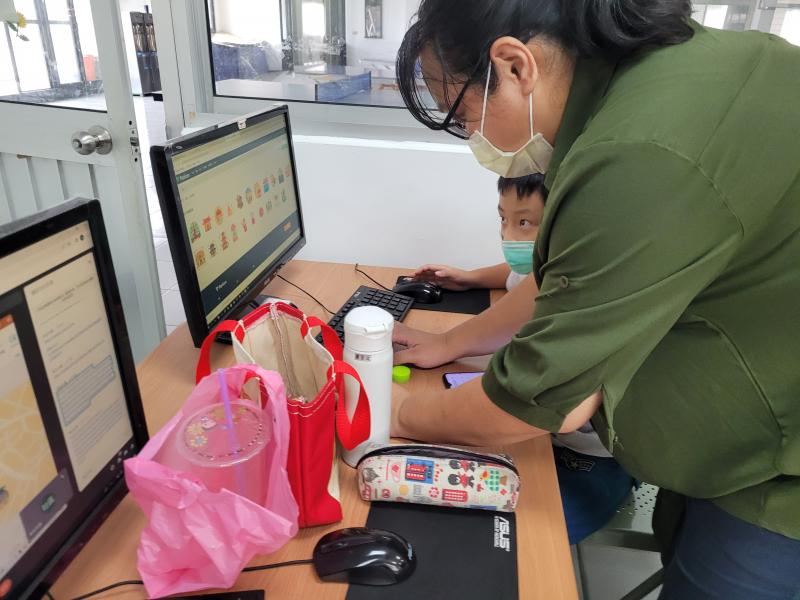 家長發現孩子製作錯誤桌遊，陪同完成作品