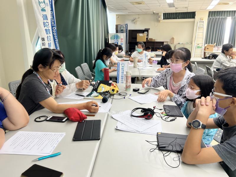 課堂上同學們分組認真討論好腳本與角色的分配，進行老師分配的作業進行錄音