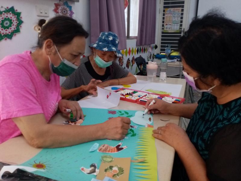 學員彩繪圖畫紙