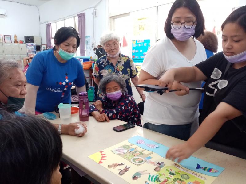 講師請學員拿手機試拍照