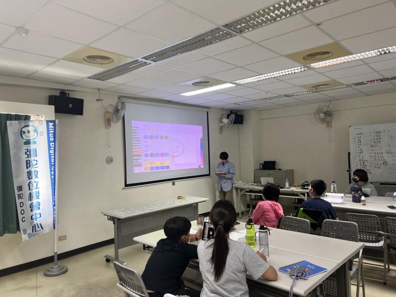 講師介紹Sketchbook、Sketches兩款APP繪圖工具