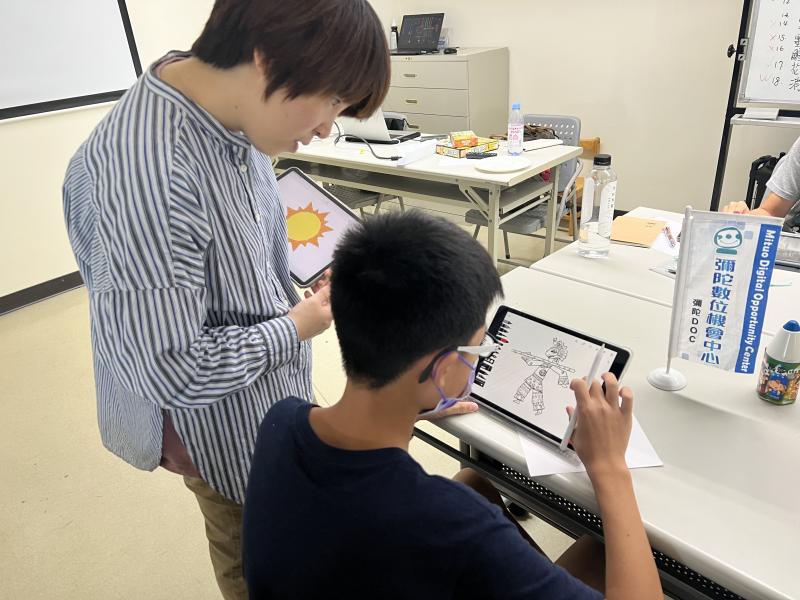 照片中的小朋友在講師的講解中，利用軟件中的各種繪畫工具出一件當地的皮影偶圖