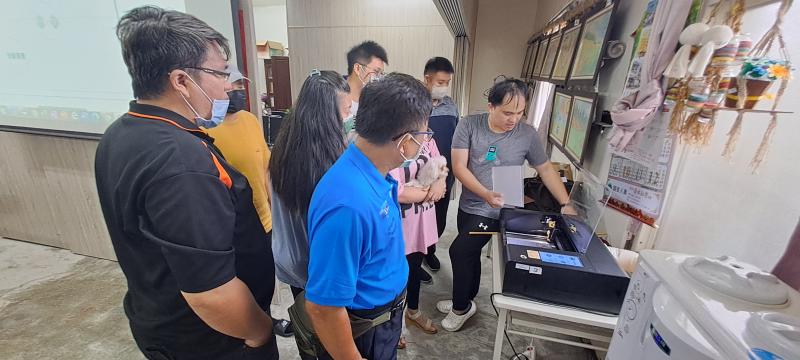 講師介紹如何使用雷雕機