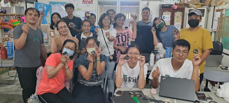 課程結束前大家拿著自己的作品合照