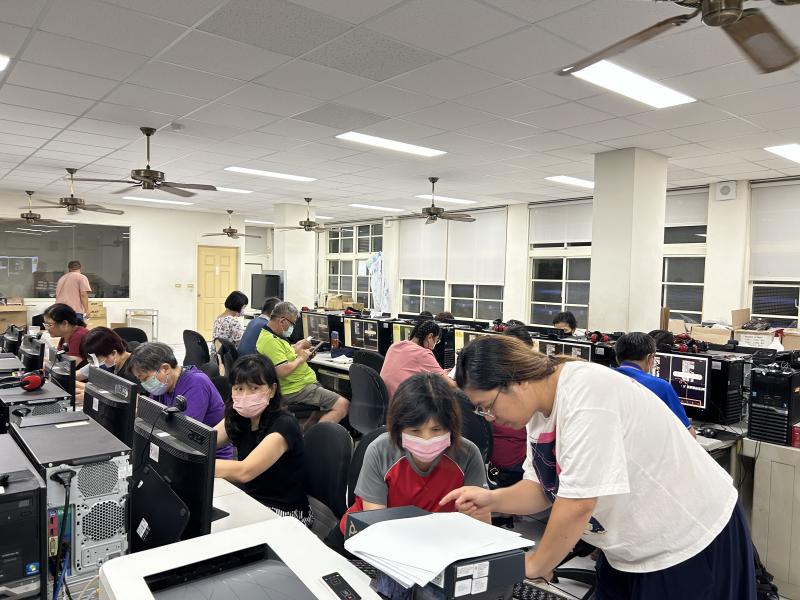 學員有問題請教講師，講師細心解說