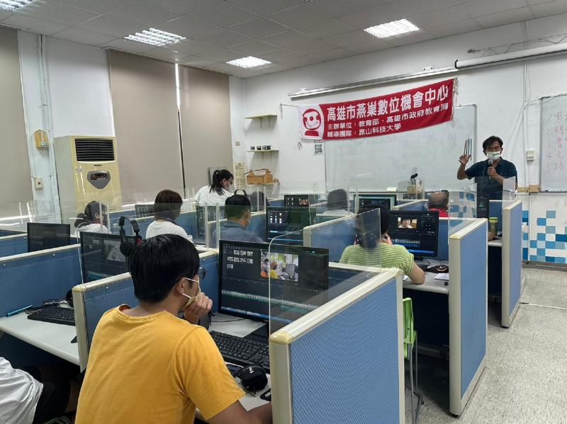 學員在課堂上剪輯各自組別的影片