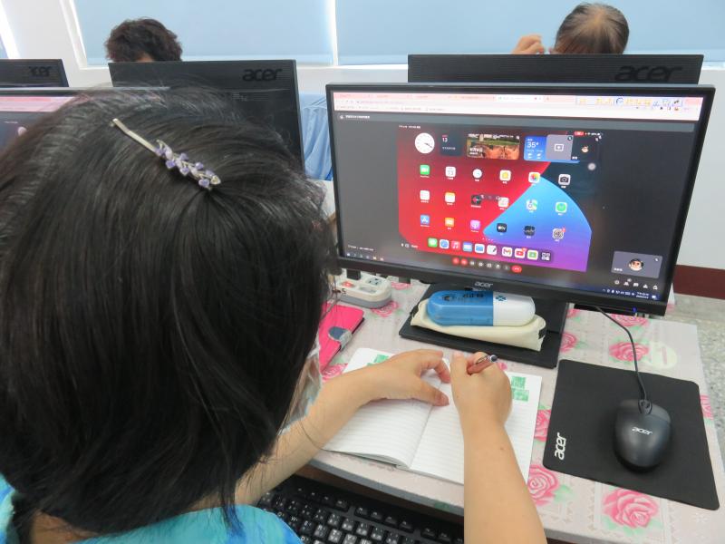 學員認真作筆記，就怕忘記步驟