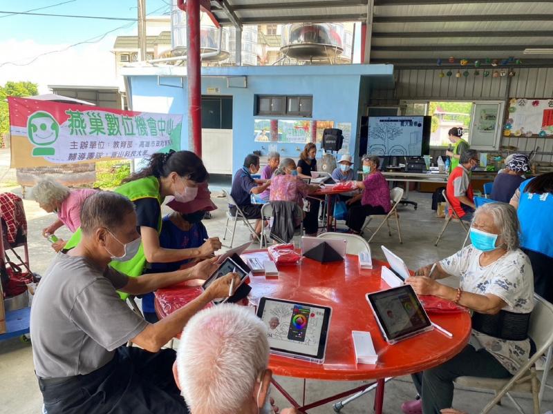 社區的長輩們繪製自己各自的圖案