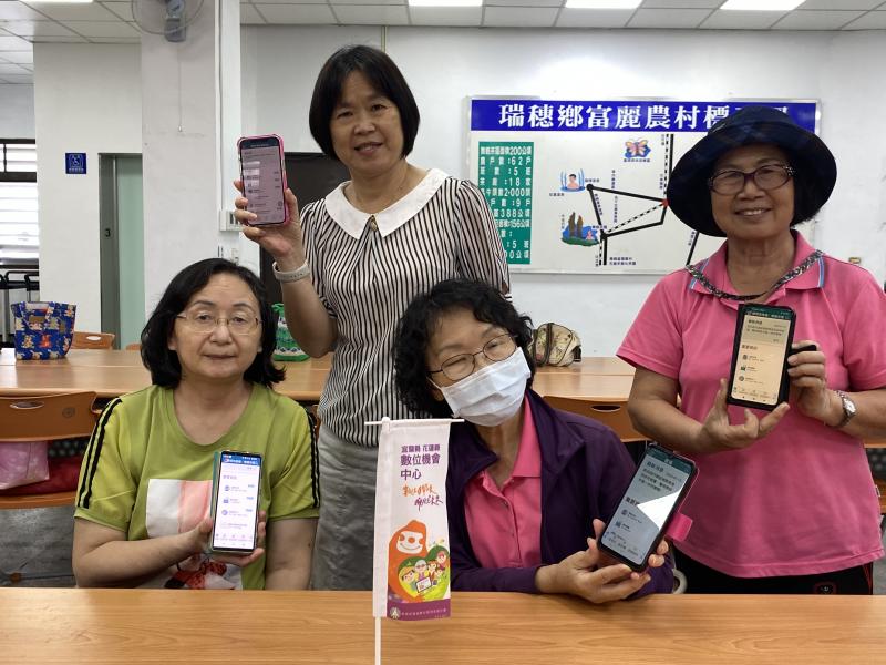 老師指導學員門下載健保快易通，並知道虛擬健保卡的使用方法