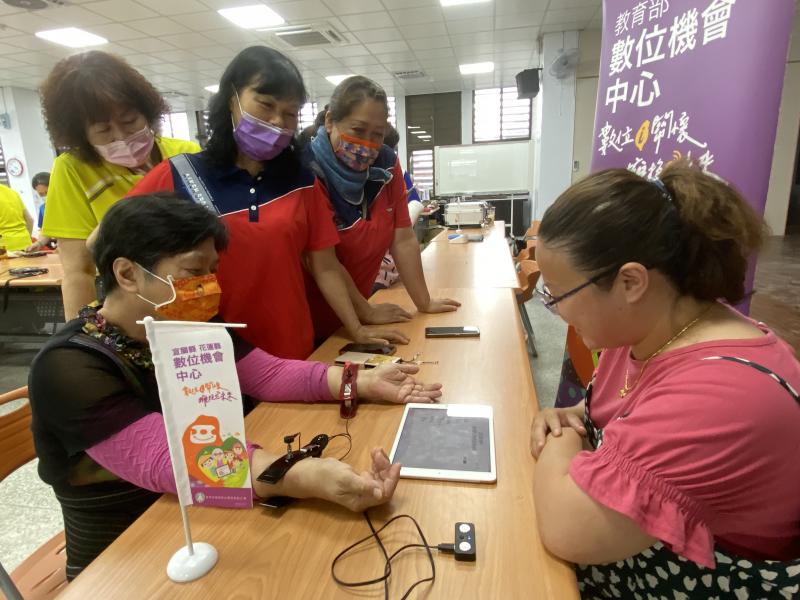 講師在課程後安排學員體驗了，身心指標及體重體脂測量，學員都很開心