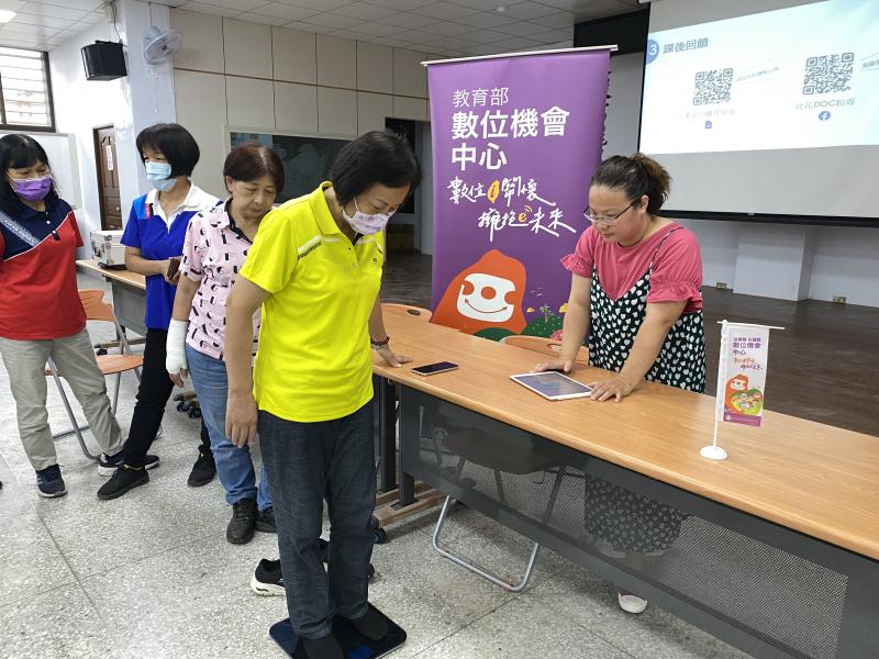 學員在體驗體重體脂測量體驗