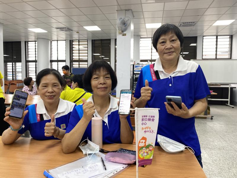 學員在學習後展示下載使用的健保快易通