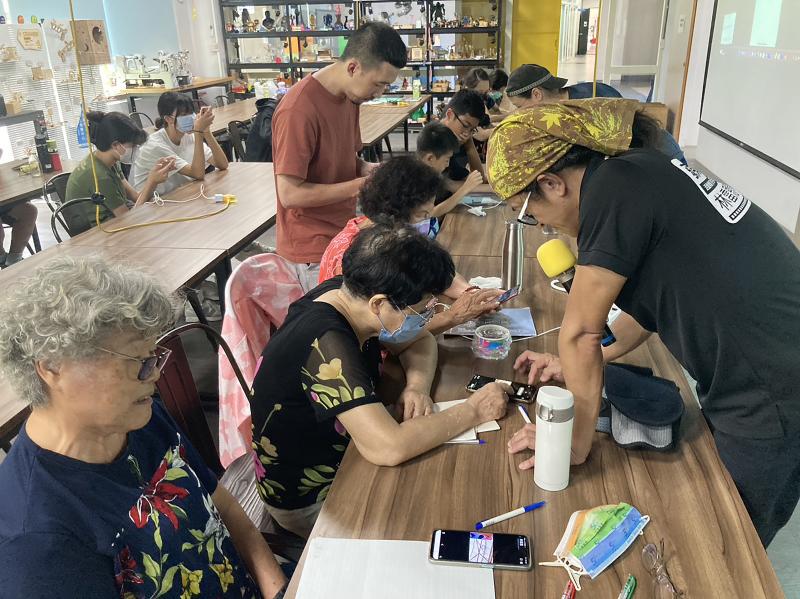 老師帶領同學們操作