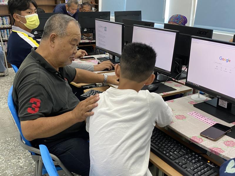 代間學習，數位小幫手助長者輕鬆學習