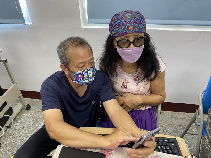 DOC駐點協助學員使用行動載具，進行ChatGPT工具下載操作。