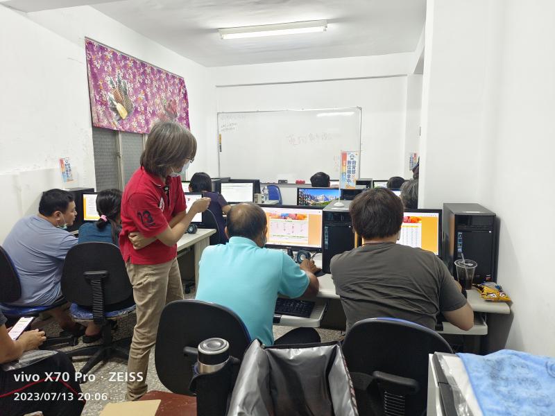 學員藉由影片了解常見慢性病藥物用法及禁忌，講師協助學員搜尋常見慢性病藥物用法。