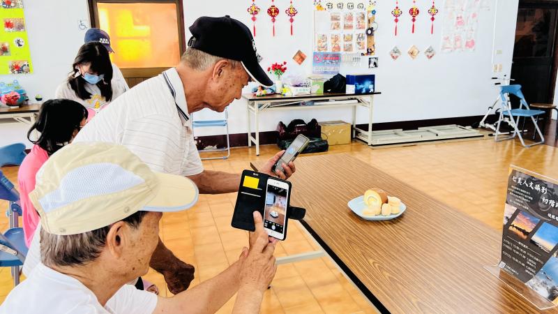 講師講解靜物拍攝技巧