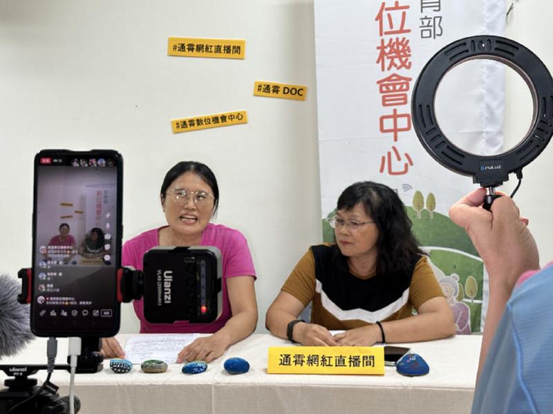 學員在家練習完成腳本，到課程現場進行直播，整個過程相當順利，呈現出他們在技巧和表現方面的優秀成果。