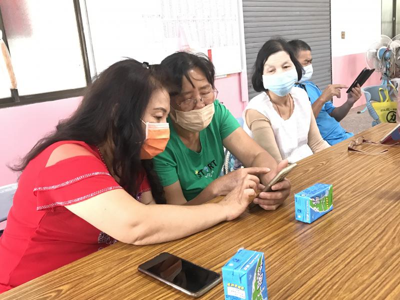 學員互相研究課程操作