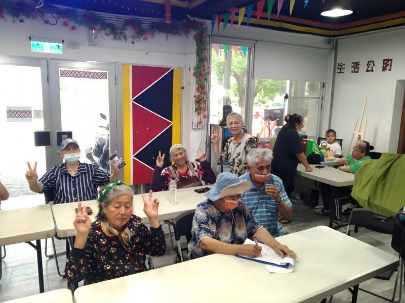 除了單人的照片，多人修圖也是可以的呦!