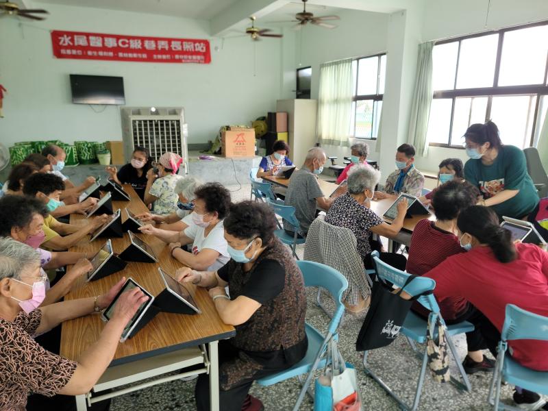 學員認真操作老師交代的練習。