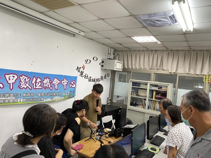 實際讓學員認識錄音器材，大家都好奇地圍了上來～