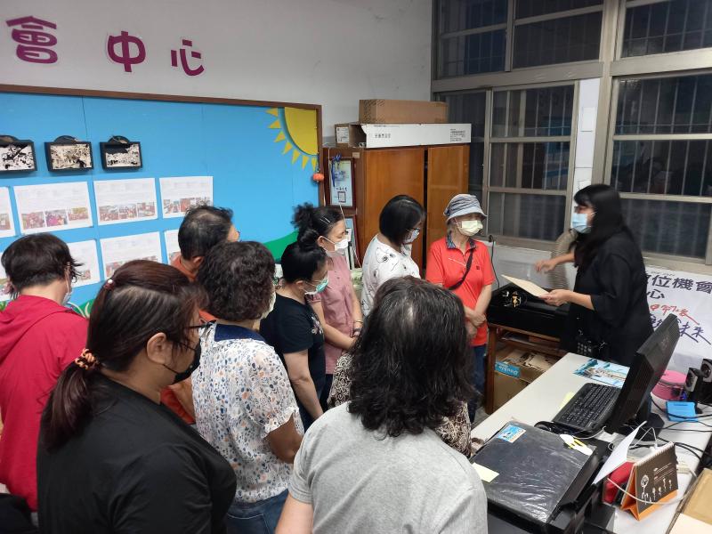 老師解說雷雕機及操作注意事項