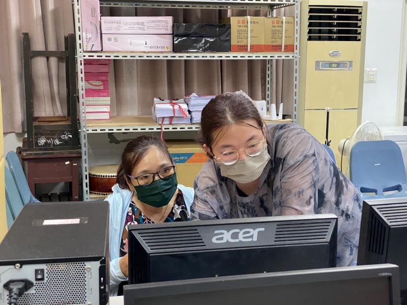 創作時，學員們相互支援軟體指令，和其作品構圖的想法。