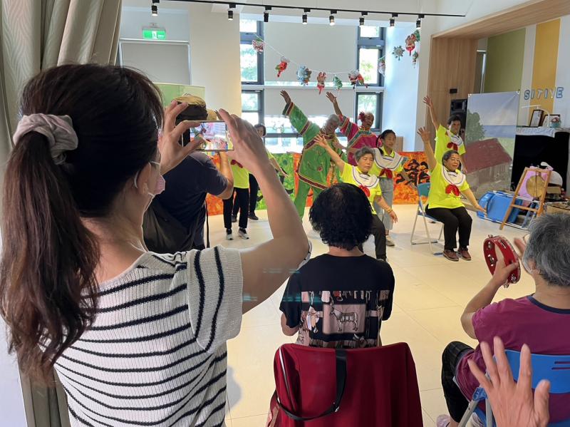 來拍樂齡中心的演出當題材囉~