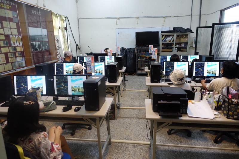 7/15上課，今天有學員帶自製的可麗露產品來，準備在課堂上請教講師要如何拍攝，講師在課堂上說拍攝食物時，若從上往下拍，要拍出數量感。